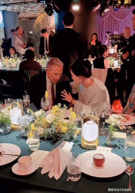 田朴珺身份不簡單,現身高端晚宴和老外熱聊!73歲王石全程似跟班