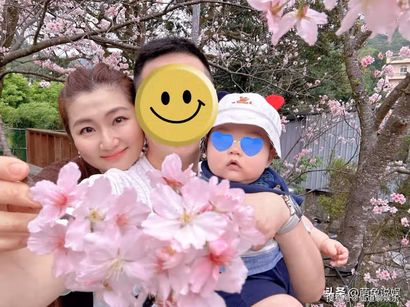 Selina曬一家三口賞櫻花照,她甜靠老公肩上,小朋友肉嘟嘟好可愛