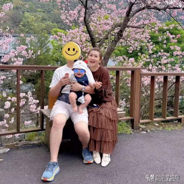 Selina曬一家三口賞櫻花照,她甜靠老公肩上,小朋友肉嘟嘟好可愛