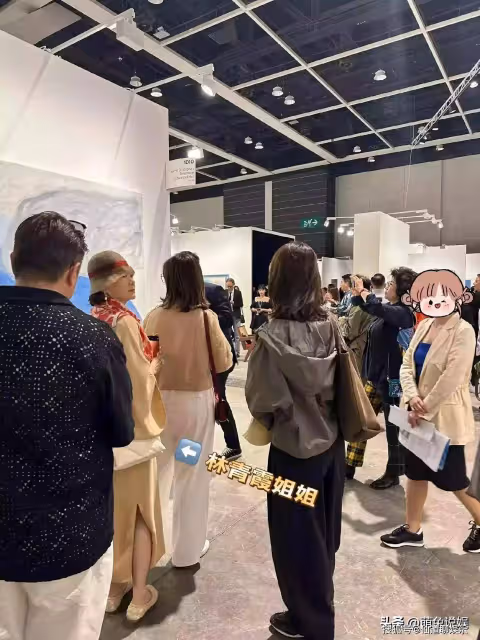 林青霞近照:現身香港巴塞爾藝術展,人群中很吸睛,70歲依舊漂亮