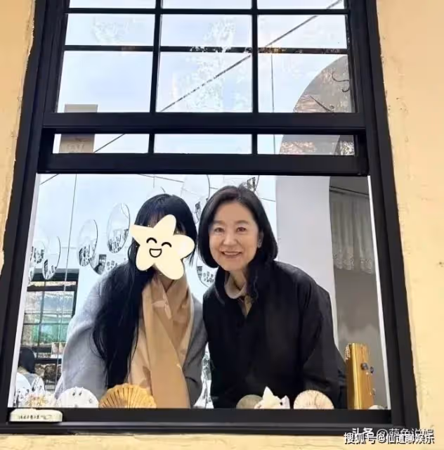 林青霞近照:現身香港巴塞爾藝術展,人群中很吸睛,70歲依舊漂亮