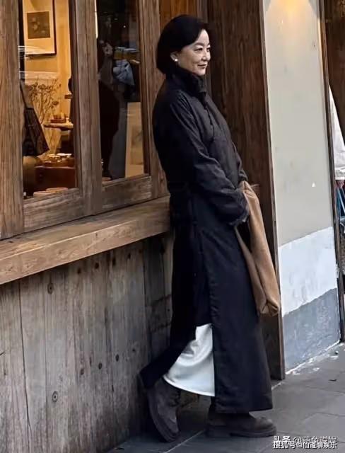 林青霞近照:現身香港巴塞爾藝術展,人群中很吸睛,70歲依舊漂亮
