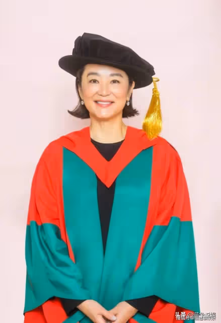 林青霞近照:現身香港巴塞爾藝術展,人群中很吸睛,70歲依舊漂亮