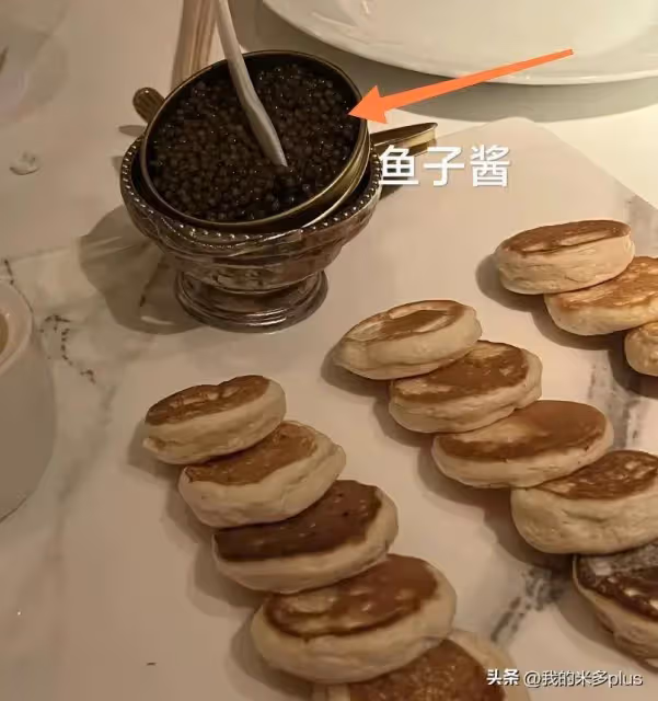 王詩齡放假陪媽媽喝茶賞花，李湘坐500w勞斯萊斯自拍，戒指吸睛