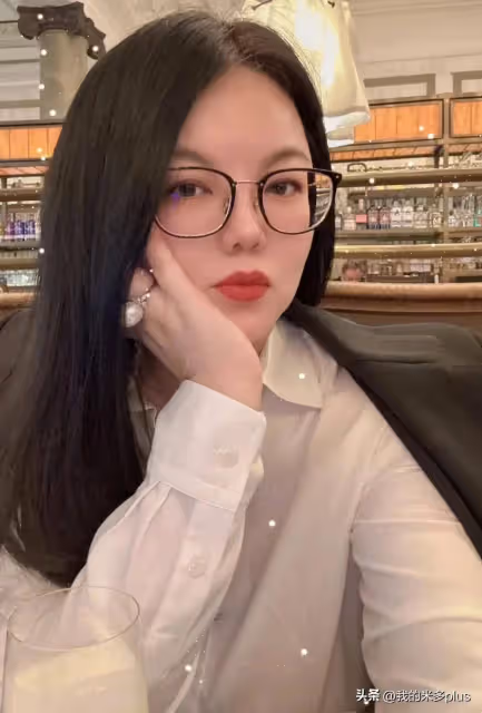 王詩齡放假陪媽媽喝茶賞花,李湘坐500w勞斯萊斯自拍,戒指吸睛