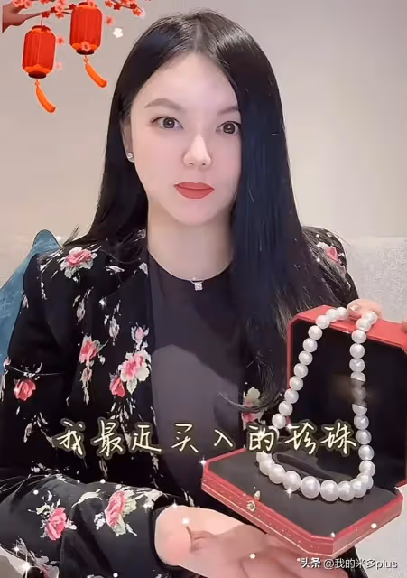王詩齡放假陪媽媽喝茶賞花,李湘坐500w勞斯萊斯自拍,戒指吸睛