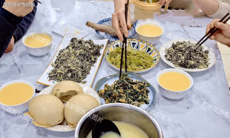 河南老兩口的晚餐,在朋友圈火了,網友:太寒酸了,看著就沒食慾
