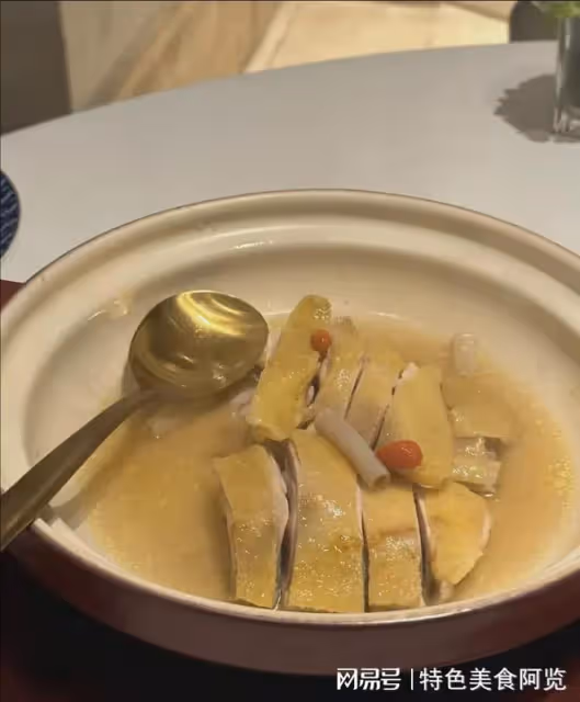兩個北方人在廣州炳勝公館吃飯,結帳時差點沒錢付款,真尷尬。