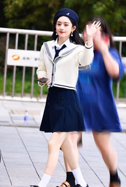 趙麗穎變身「清純學姐」,穿校園風減齡可愛,看著好像未成年