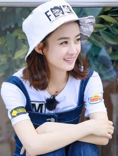 趙麗穎變身「清純學姐」,穿校園風減齡可愛,看著好像未成年