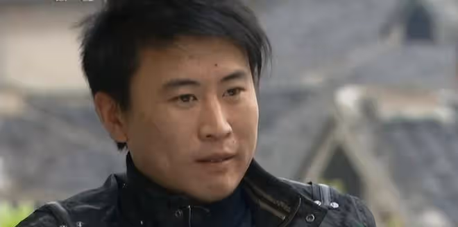 09年,四川男子撿到流浪黃狗,嚇得妻女回娘家,結果黃狗身份不凡