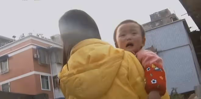 09年,四川男子撿到流浪黃狗,嚇得妻女回娘家,結果黃狗身份不凡