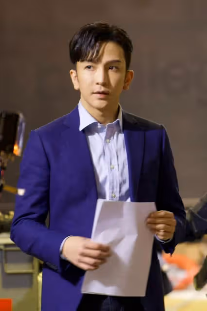 香港頂流接拍名導新作，經理人到場監督，名導陳年照曝光撞樣多位男星