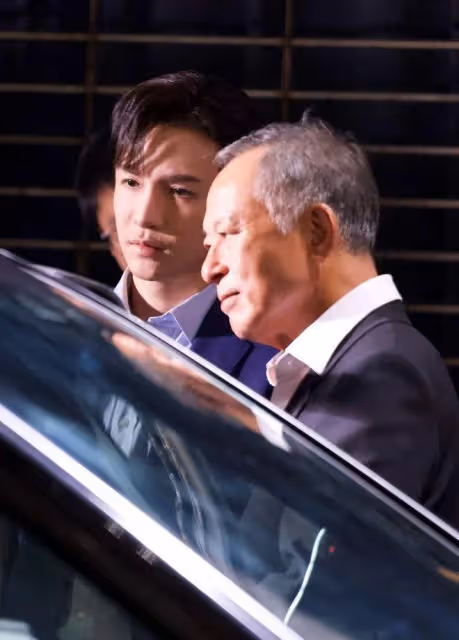 香港頂流接拍名導新作，經理人到場監督，名導陳年照曝光撞樣多位男星