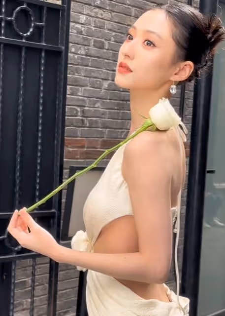 又是時裝周!baby秀性感,胡連馨深V開叉到肚,張萌太敢穿了