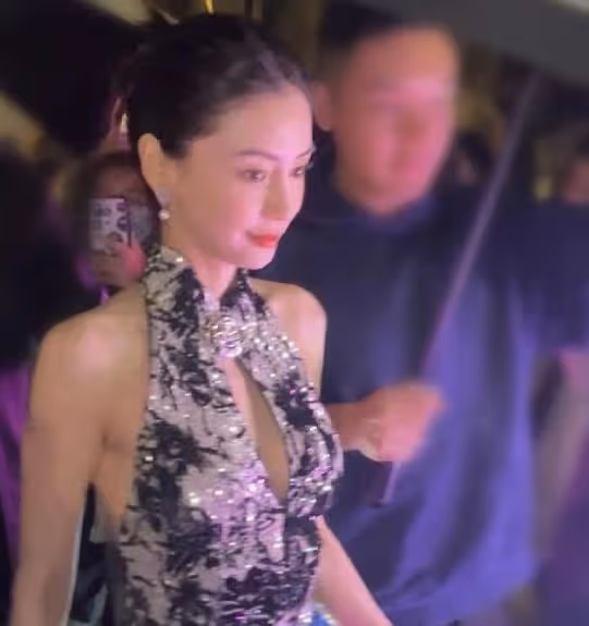又是時裝周！baby秀性感，胡連馨深V開叉到肚，張萌太敢穿了