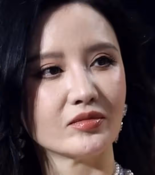 又是時裝周!baby秀性感,胡連馨深V開叉到肚,張萌太敢穿了