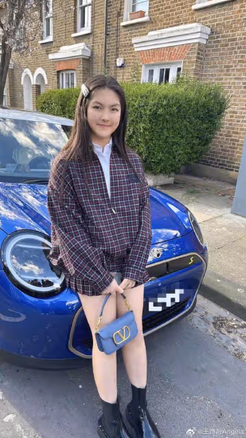 李湘與女兒王詩齡約會,戴超大珍珠鑽戒,舉手投足盡顯貴婦范兒
