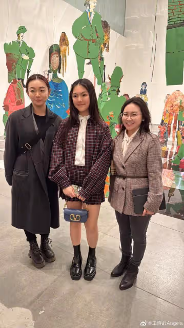 李湘與女兒王詩齡約會，戴超大珍珠鑽戒，舉手投足盡顯貴婦范兒