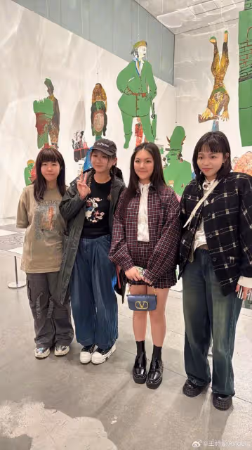 李湘與女兒王詩齡約會，戴超大珍珠鑽戒，舉手投足盡顯貴婦范兒