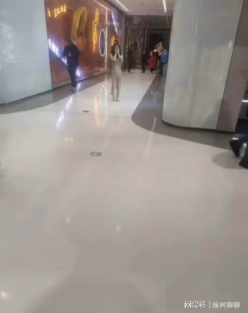 離譜!湖北一女子商場裸奔,畫面曝光,警方介入,評論區各種猜測