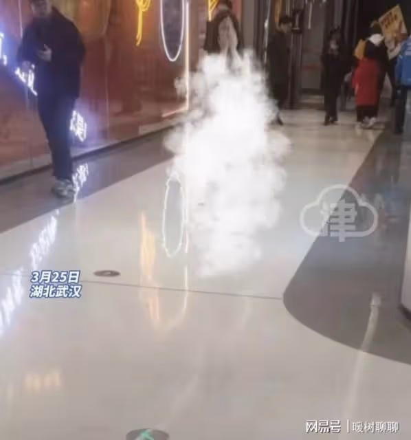 離譜!湖北一女子商場裸奔,畫面曝光,警方介入,評論區各種猜測