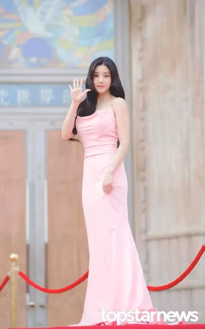 韓國知名女星，頒獎禮紅毯上，與男主持人牽手方式，引發韓網熱議