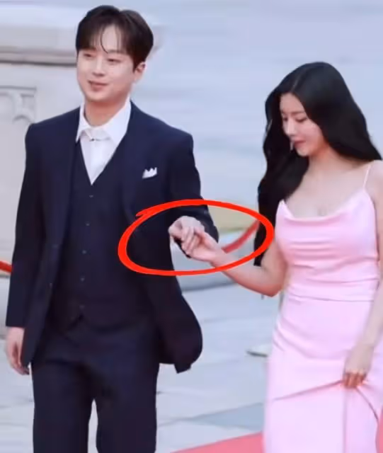 韓國知名女星，頒獎禮紅毯上，與男主持人牽手方式，引發韓網熱議