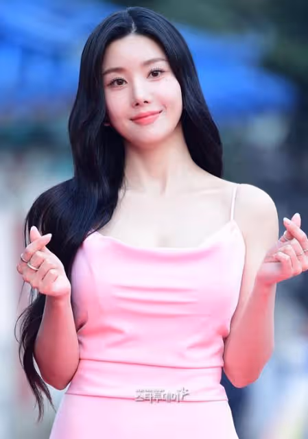 韓國知名女星，頒獎禮紅毯上，與男主持人牽手方式，引發韓網熱議