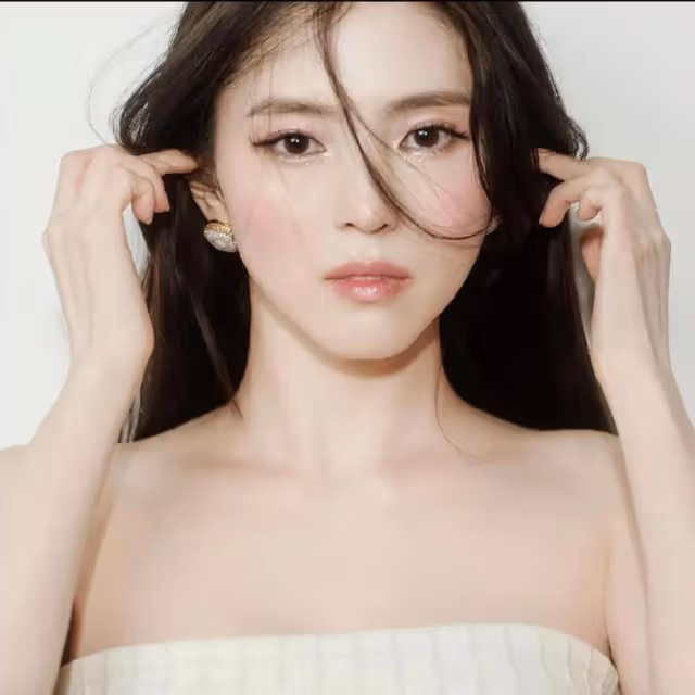 公開戀情兩周後，她恢復社交媒體，曬出優雅畫報，網友各抒己見