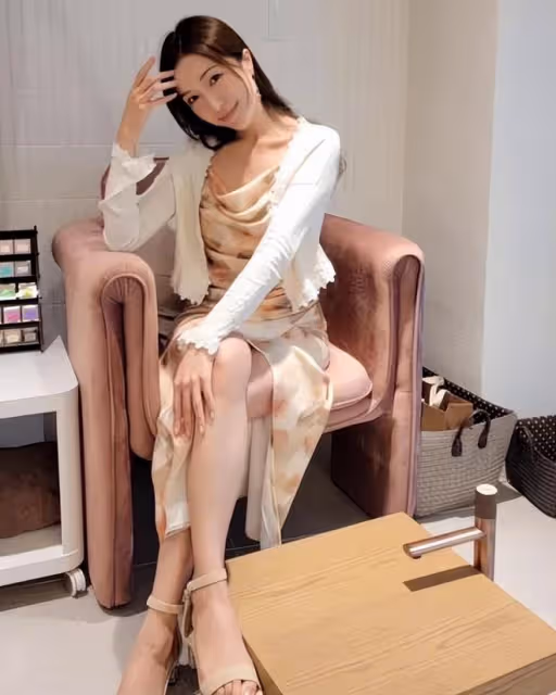 郭嘉文出席婚禮被眾星捧月，站C位彰顯獨有的貴婦氣質