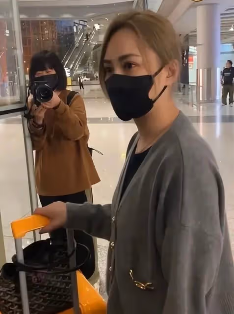 阿嬌深夜被陌生男子騷擾！在媒體和粉絲的護送下，才安全乘上電梯