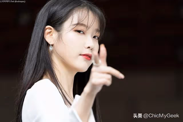IU因愧疚狂刷頂級黑卡寵弟，網友：果然是韓國最吸金女星！