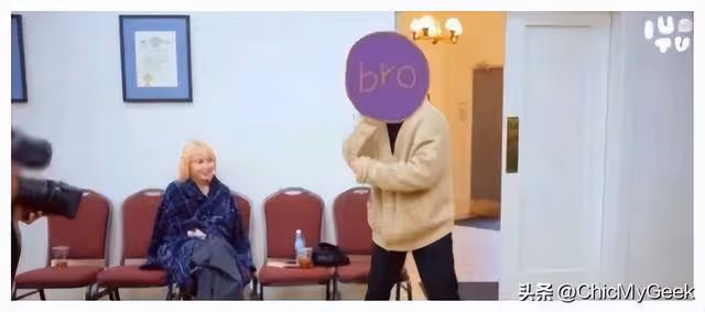 IU因愧疚狂刷頂級黑卡寵弟，網友：果然是韓國最吸金女星！