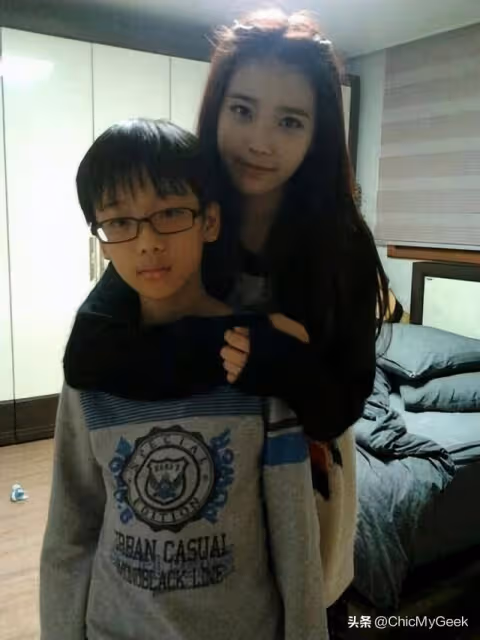 IU因愧疚狂刷頂級黑卡寵弟，網友：果然是韓國最吸金女星！
