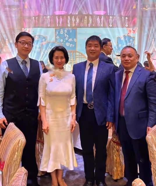 澳門慈善之夜：70歲董明珠妝容精緻，任達華對61歲何超瓊示好！