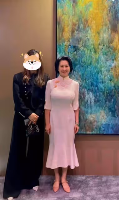 澳門慈善之夜：70歲董明珠妝容精緻，任達華對61歲何超瓊示好！