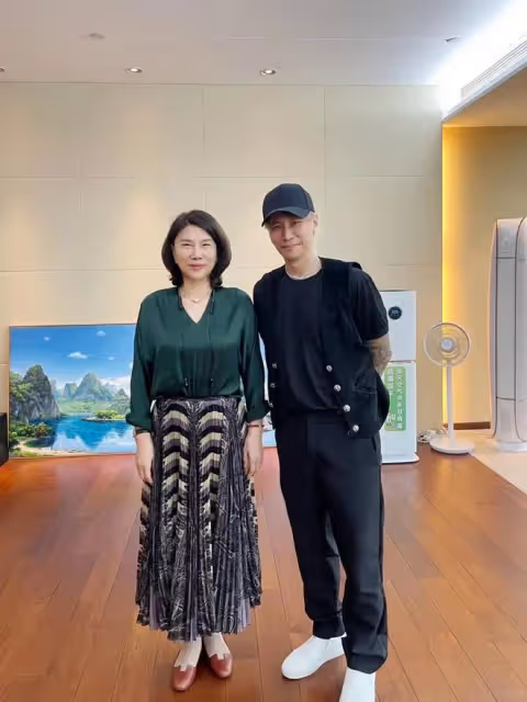 澳門慈善之夜：70歲董明珠妝容精緻，任達華對61歲何超瓊示好！