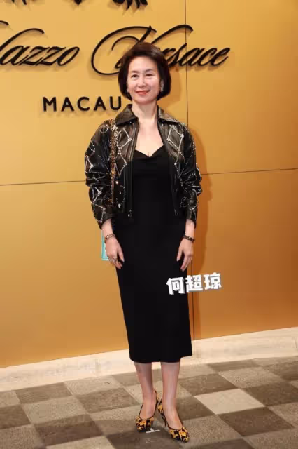 澳門慈善之夜：70歲董明珠妝容精緻，任達華對61歲何超瓊示好！