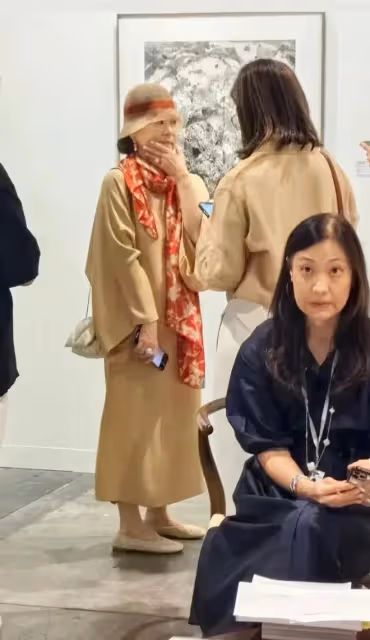 澳門慈善之夜：70歲董明珠妝容精緻，任達華對61歲何超瓊示好！