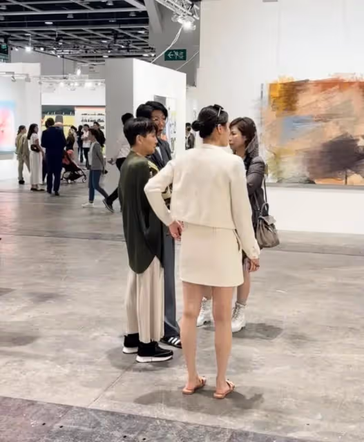 澳門慈善之夜：70歲董明珠妝容精緻，任達華對61歲何超瓊示好！