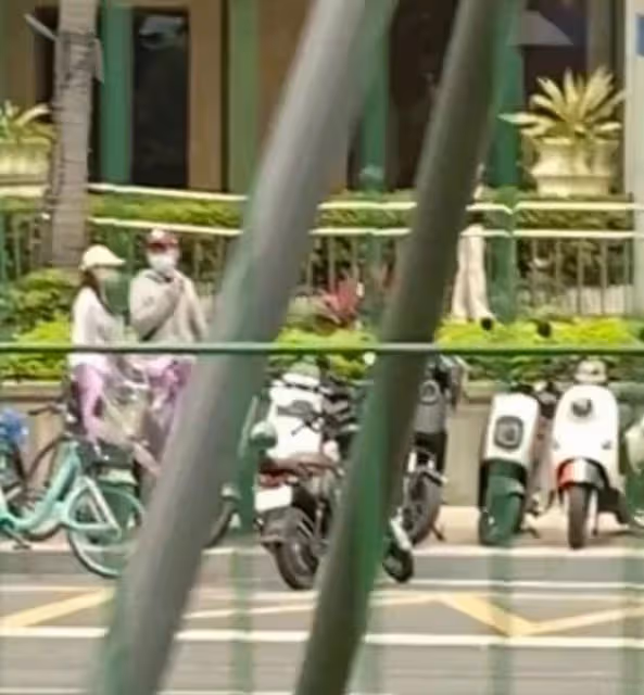 張馨予何捷街頭被偶遇，36歲何捷打扮時尚，住廣州15萬一平富人區
