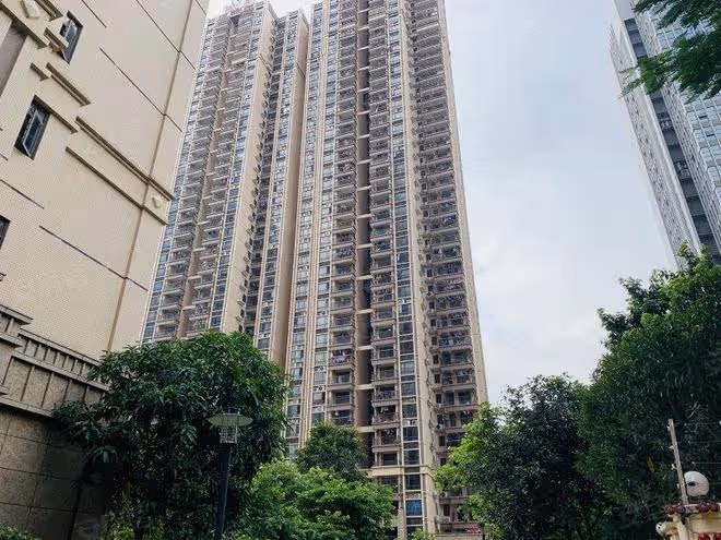 張馨予何捷街頭被偶遇，36歲何捷打扮時尚，住廣州15萬一平富人區