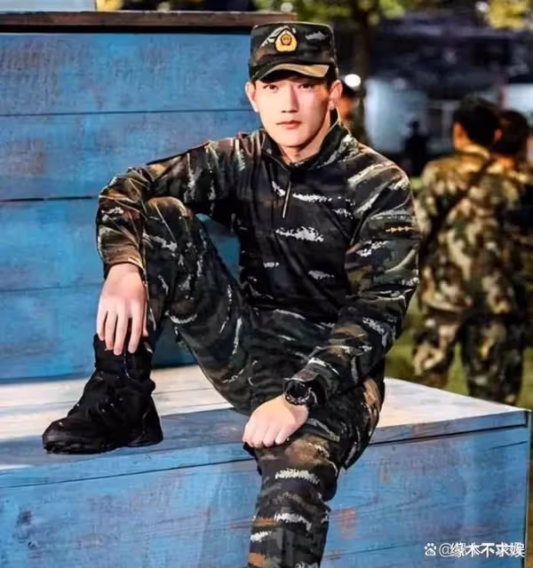 張馨予何捷街頭被偶遇，36歲何捷打扮時尚，住廣州15萬一平富人區