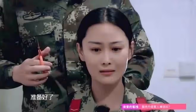 張馨予何捷街頭被偶遇，36歲何捷打扮時尚，住廣州15萬一平富人區