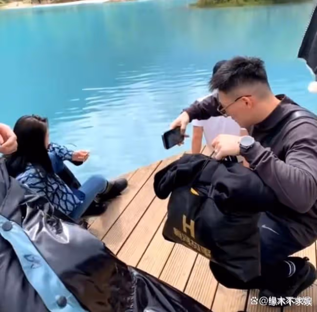 張馨予何捷街頭被偶遇，36歲何捷打扮時尚，住廣州15萬一平富人區