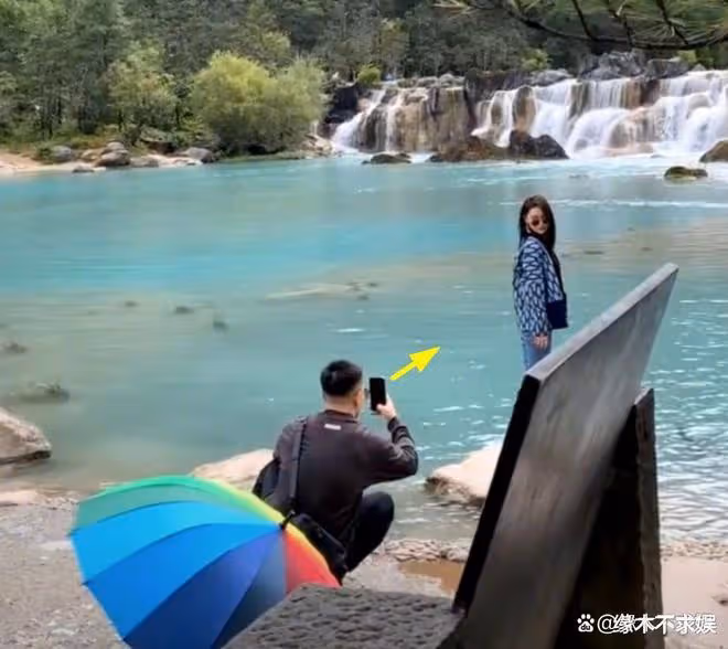 張馨予何捷街頭被偶遇，36歲何捷打扮時尚，住廣州15萬一平富人區