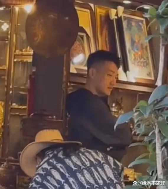 張馨予何捷街頭被偶遇，36歲何捷打扮時尚，住廣州15萬一平富人區