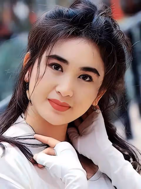 溫碧霞驚險一刻！頭髮著火仍淡定拍照，女神風範不減當年
