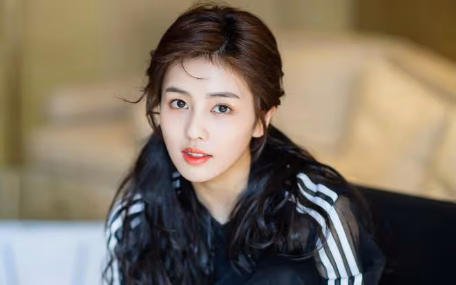 白鹿度假照曝光，28張美圖引熱議，素顏美女烤肉技能滿分！